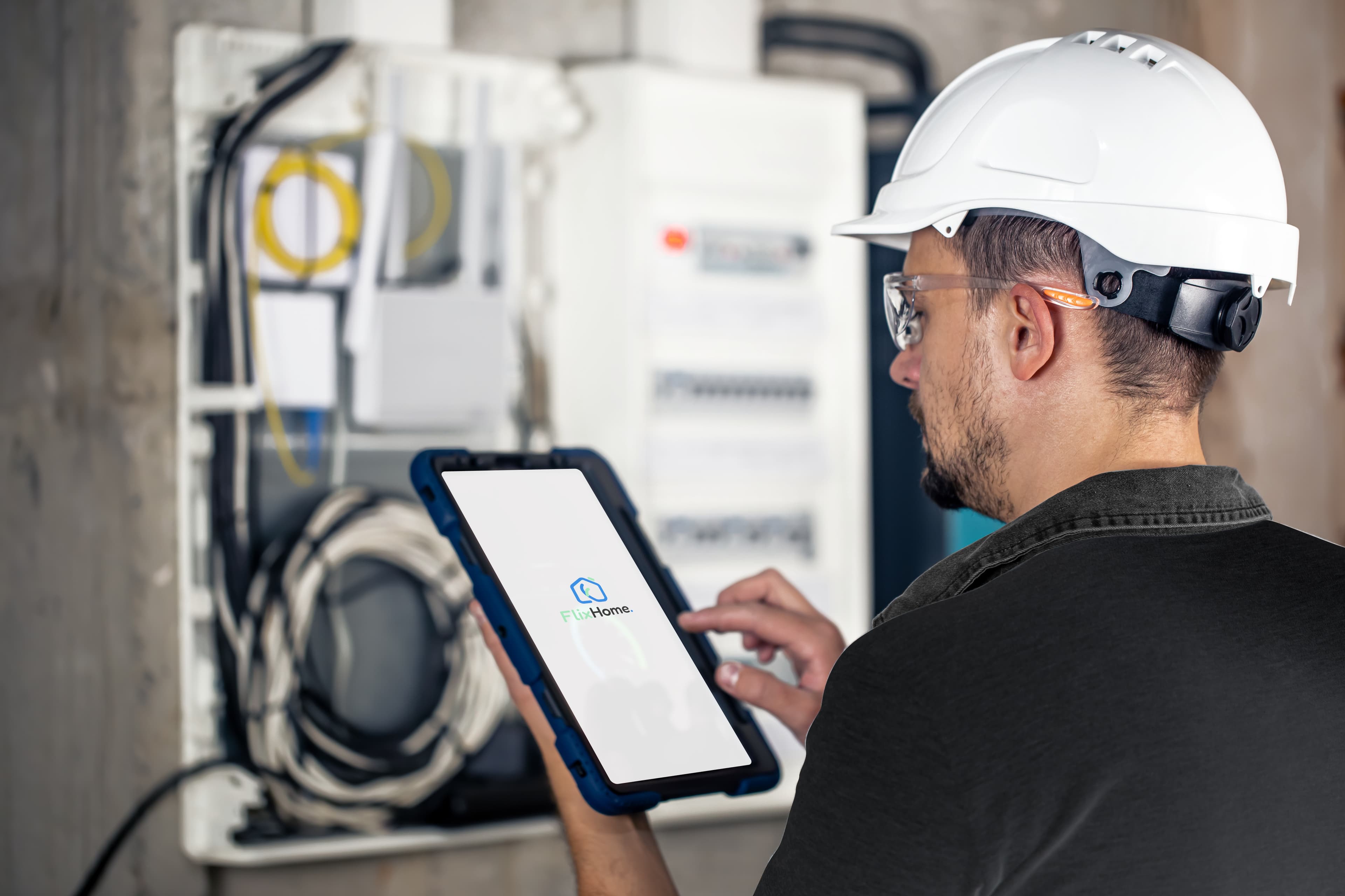 Casal relaxando no sofá